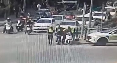 Kuryeyi polisin 'heimlich' manevrası kurtardı