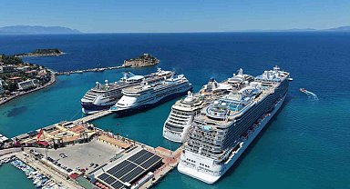 Kuşadası'na 4 kruvaziyer ile 9 bin turist geldi