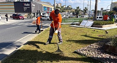 Kuşadası'nda bayram öncesi yeşil alanlarda bakım çalışmaları sürüyor