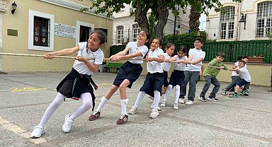 Kuşadası'nda çocuk atletizm şenliği renkli görüntülere sahne oldu