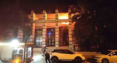 Kuşadası'nda eski PTT binasında yangın