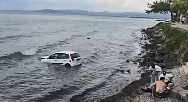 Kuşadası'nda otomobil denize uçtu: 1 yaralı