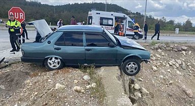 Kütahya Emet'te kavşakta iki araç çarpıştı: 3 yaralı