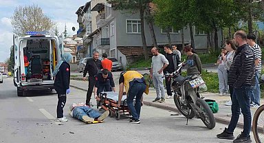 Kütahya'da yayaya yol vermek için duran otomobile motosiklet çarptı: 1 yaralı