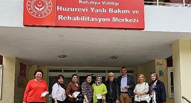 Kütahyalı kadınlar huzurevindeki yaşlılar için lif ördü