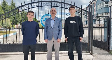 Kütahyalı öğrencilerden örnek davranış: Buldukları parayı polise teslim ettiler