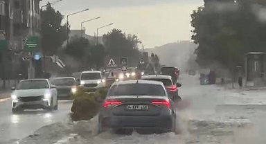 Lüleburgaz'da sağanak yağış hayatı felç etti: Cadde ve sokaklar göle döndü