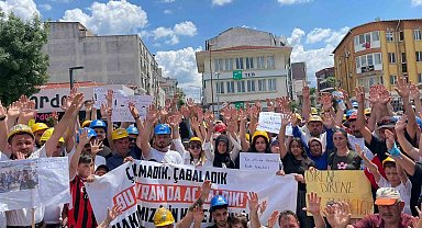 Maaşlarını alamadıklarını iddia eden madenciler aileleriyle yürüdü