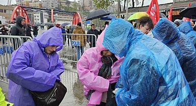 Madenci kıyafetli bebek Zonguldak'taki 1 Mayıs yürüyüşünün simgesi oldu