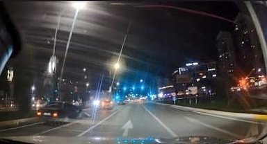 Makas atarken otomobile arkadan çarptı... Kaza anı kamerada