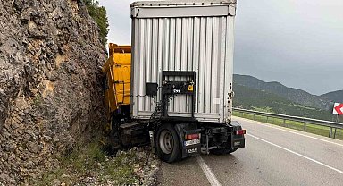 Makaslayan tır yol kenarındaki kayalıklara çarptı: 1 yaralı