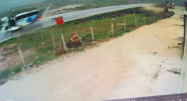 Malatya'da 3 kişinin hayatını kaybettiği otobüs kazası kamerada