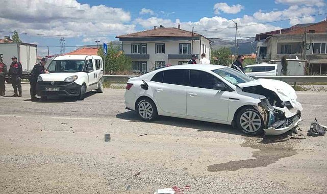 Malatya'da hafif ticari araç ile otomobil çarpıştı: 2 yaralı
