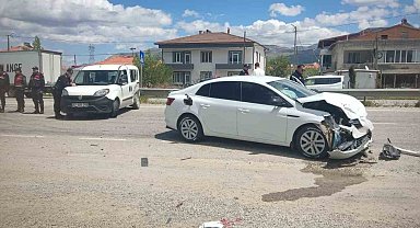 Malatya'da hafif ticari araç ile otomobil çarpıştı: 2 yaralı