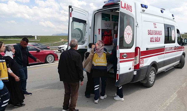 Malatya'da minibüs ile hafif ticari araç çarpıştı: 8 yaralı