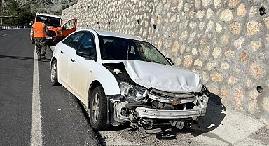Malatya'da otomobil istinat duvarına çarptı: 1 yaralı