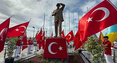 Marmaris'te 19 Mayıs coşkusu çelenk sunumu ile başladı