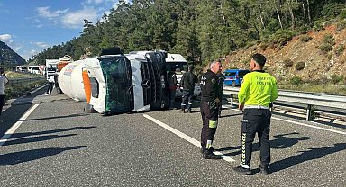 Marmaris'te beton mikseri devrildi, şoför burnu bile kanamadan kurtuldu