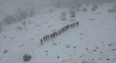 Mayıs ayında yağan karın tadını doğada yürüyerek çıkardılar