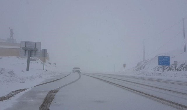 Mayıs ortasında Bayburt'un Kop Dağı'na kar yağdı