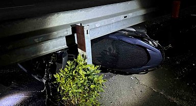 Mazgala takılan motosiklet bariyerlere çarptı: 1 ağır yaralı