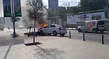 Mecidiyeköy'de benzin deposu sızan otomobilin el frenini çekmeyi unuttu, tabeleya çarpan araç alev alev yandı