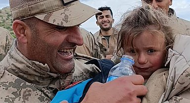 Mehmetçik'ten duygulandıran hareket