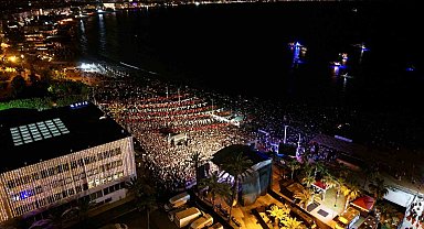 Melek Mosso Alanya'da festivalde sahne aldı