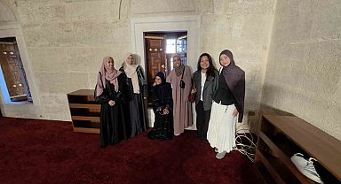 Memleketlerinden kilometrelerce uzakta Selimiye Camii'nde bayramlaşma coşkusu
