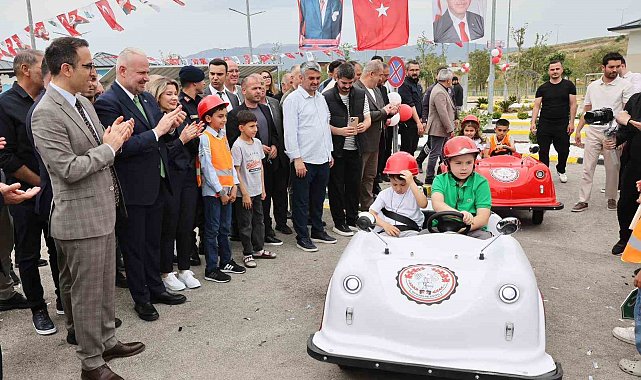 Menemen'de çocuklar için trafik eğitim parkuru açıldı