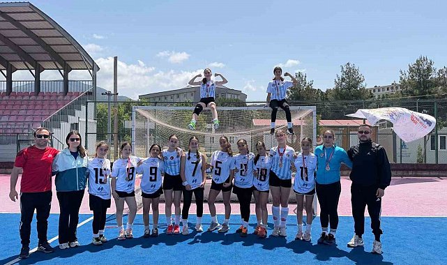 Menteşe Cumhuriyet Ortaokulu hokey takımı Türkiye üçüncüsü oldu