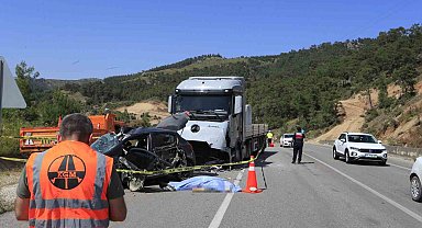 Mermer yüklü tırla kafa kafaya çarpışan otomobildeki çift hayatını kaybetti