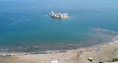 Mersin sahilleri 9 günlük tatili fırsat bilen aileleri ağırlamaya başladı