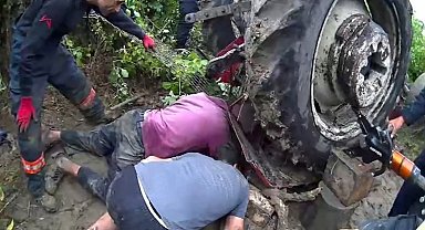Mersin'de devrilen traktörün sürücüsü 1 saatlik çalışmayla kurtarıldı
