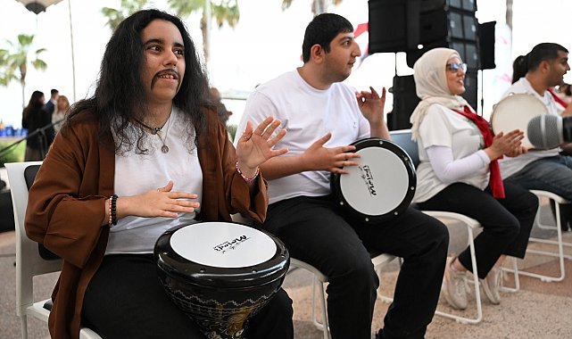 Mersin'de engeller sanat ve müzikle aşıldı