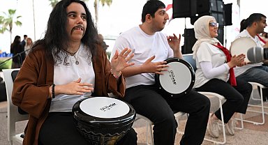 Mersin'de engeller sanat ve müzikle aşıldı
