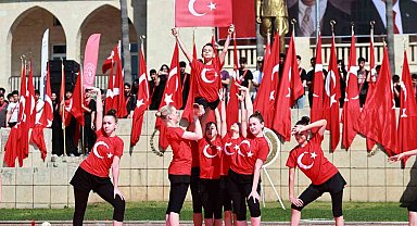 Mersin'de Gençlik Bayramı renkli gösterilerle kutlandı