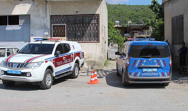 Mersin'de katliam yapan zanlının bulunduğu bölgeye giden yol kapatıldı