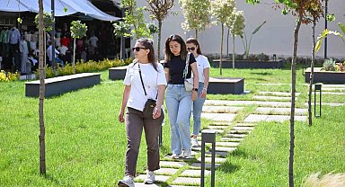 Mersin'de Kırmızı Lacivert Kent Meydanı vatandaşların kullanımına açıldı