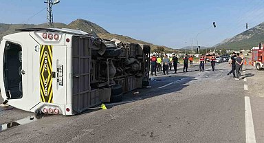 Mersin'de öğrenci servisi devrildi: 17 yaralı