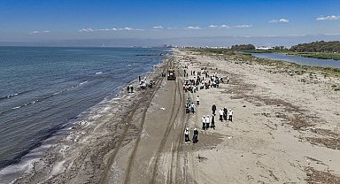 Mersin'de öğrenciler sahil temizliği için seferber oldu