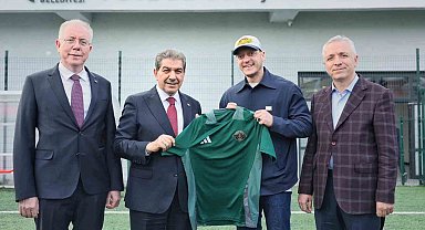 Mesut Özil Esenler'de sahaya indi