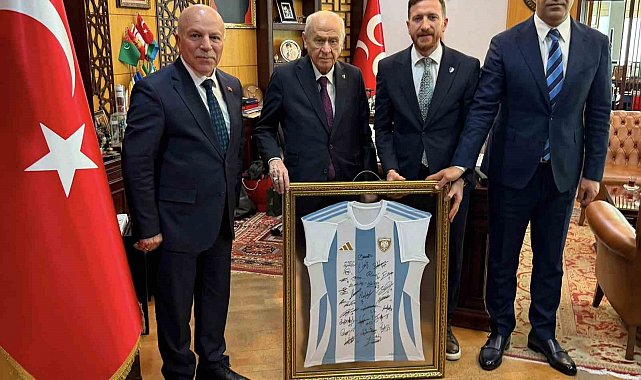 MHP lideri Bahçeli'ye Erzurumspor forması takdim edildi