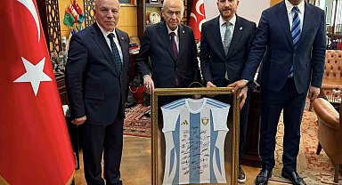 MHP lideri Bahçeli'ye Erzurumspor forması takdim edildi
