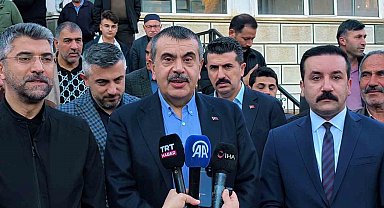 Milli Eğitim Bakanı Yusuf Tekin bayram namazını baba ocağı Uzundere'de kıldı