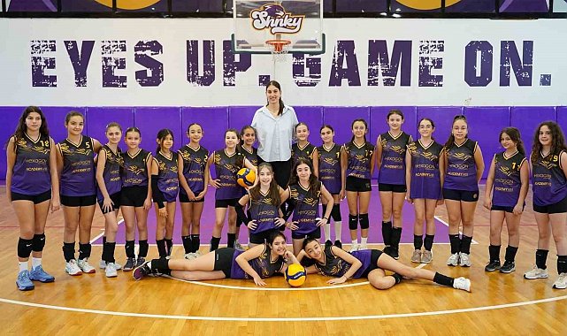 Milli voleybolcu Kübra Akman'a öğrencilerden sevgi seli