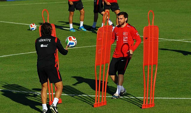 Milliler antrenmanda basın mensuplarıyla bayramlaştı