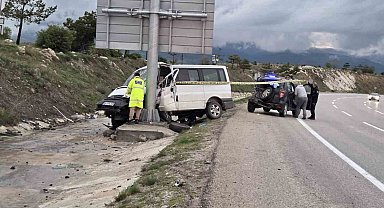 Minibüs önce otomobile sonra tabelaya çarptı: 1 ölü