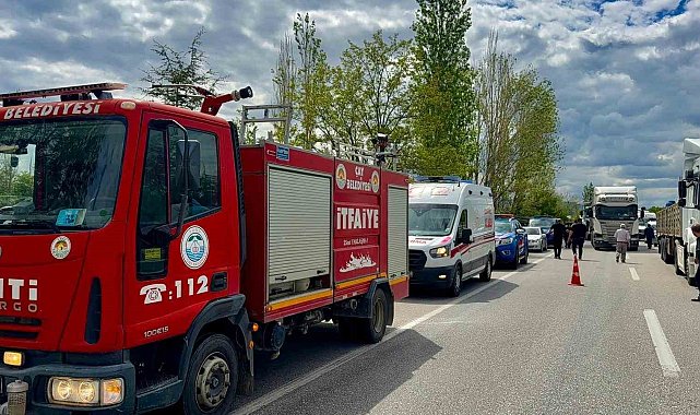 Minibüsün ağaca çarptığı kazada 2 kişi yaralandı