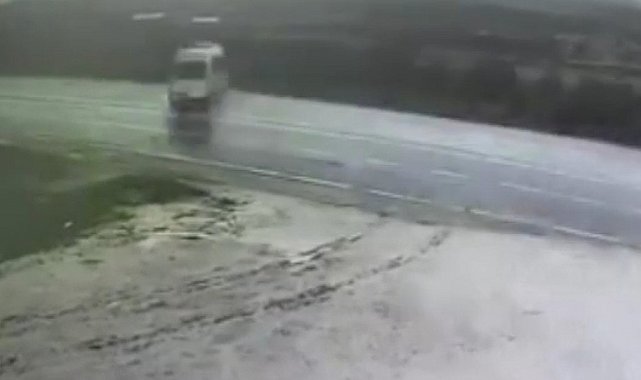 Minibüsün şarampole devrildiği kaza kamerada